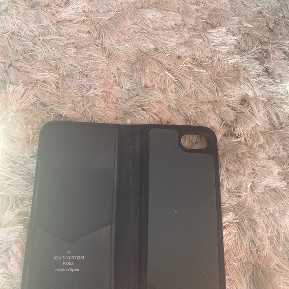 Louis Vuitton Folio Cellphone Case - Picture 4 of 9